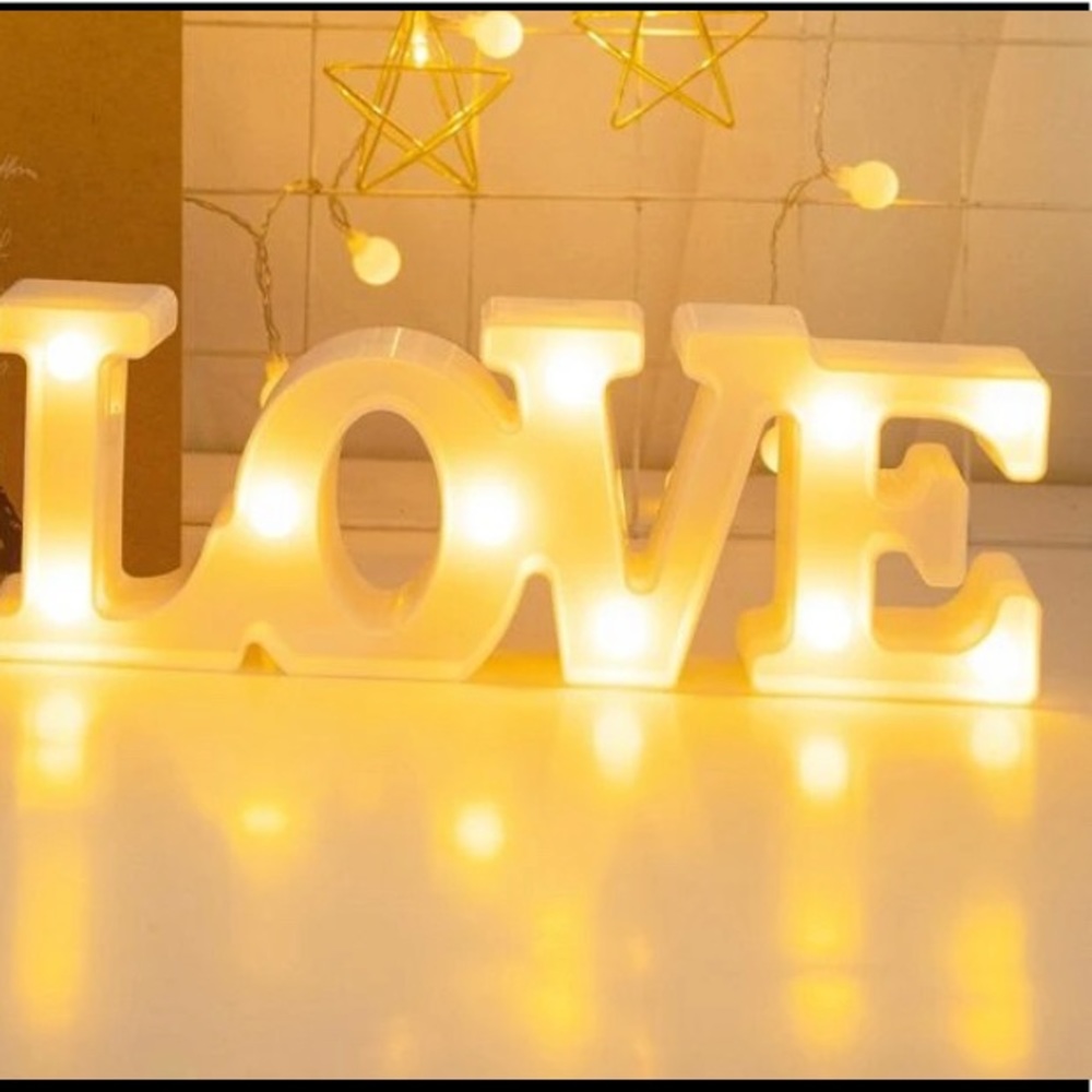 {NWT} White Decorative “Love” Light
